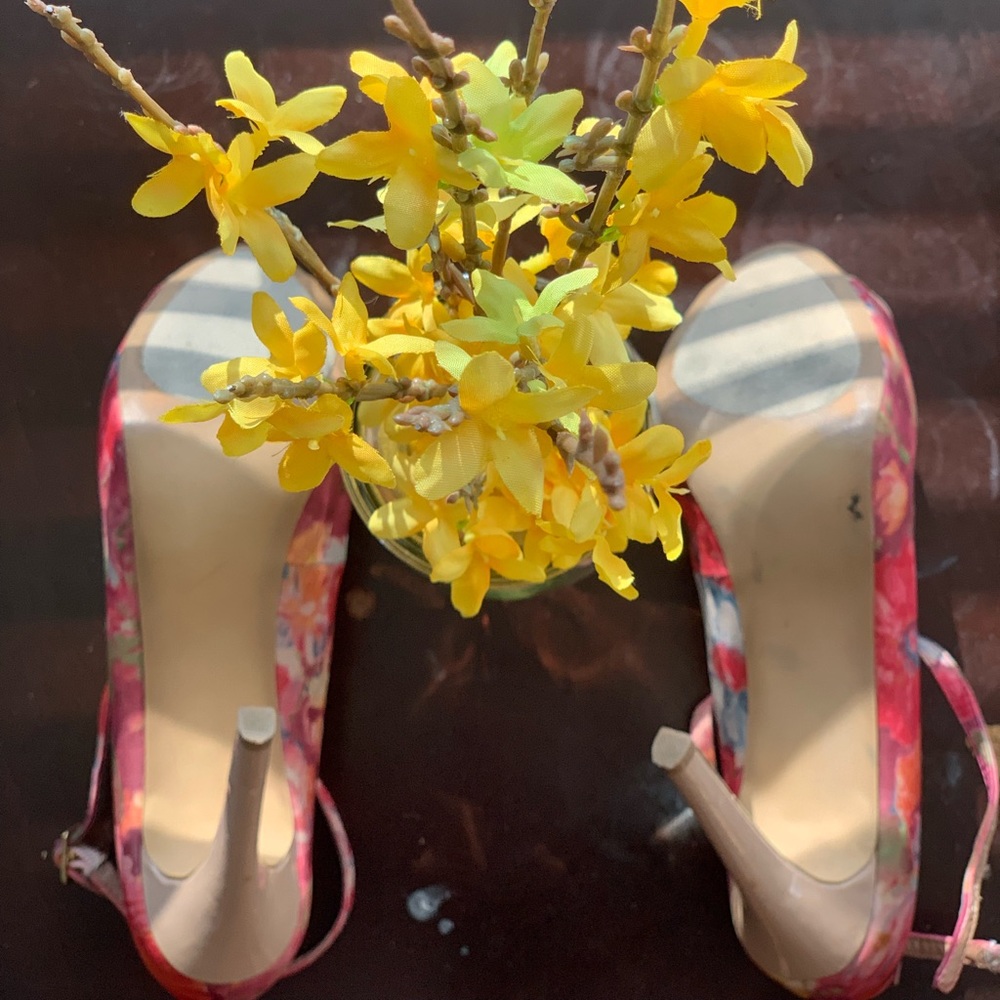 Steve Madden Floral Print Heels ( size 9) - Picture 4 of 4